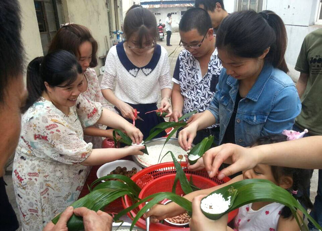 飞鸽友联组织员工进行端午佳节包粽子活动 