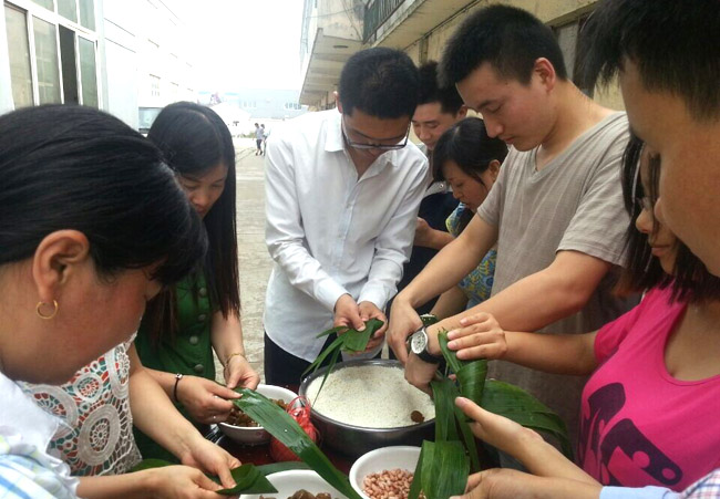 飞鸽友联组织员工进行端午佳节包粽子活动 