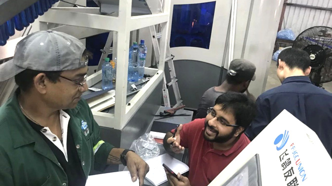 飞鸽工程师正在特立尼达和多巴哥客户安装调试矿泉水灌装线